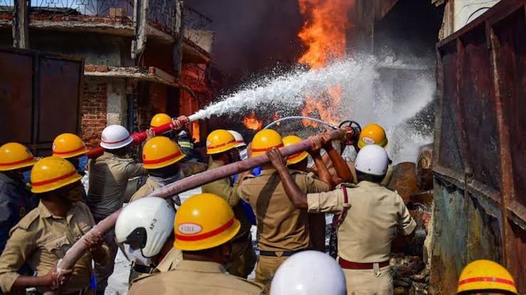 गौशाला के पास झुग्गियों में लगी भीषण आग, सिलेंडर फटे , 40 गायों की मौत