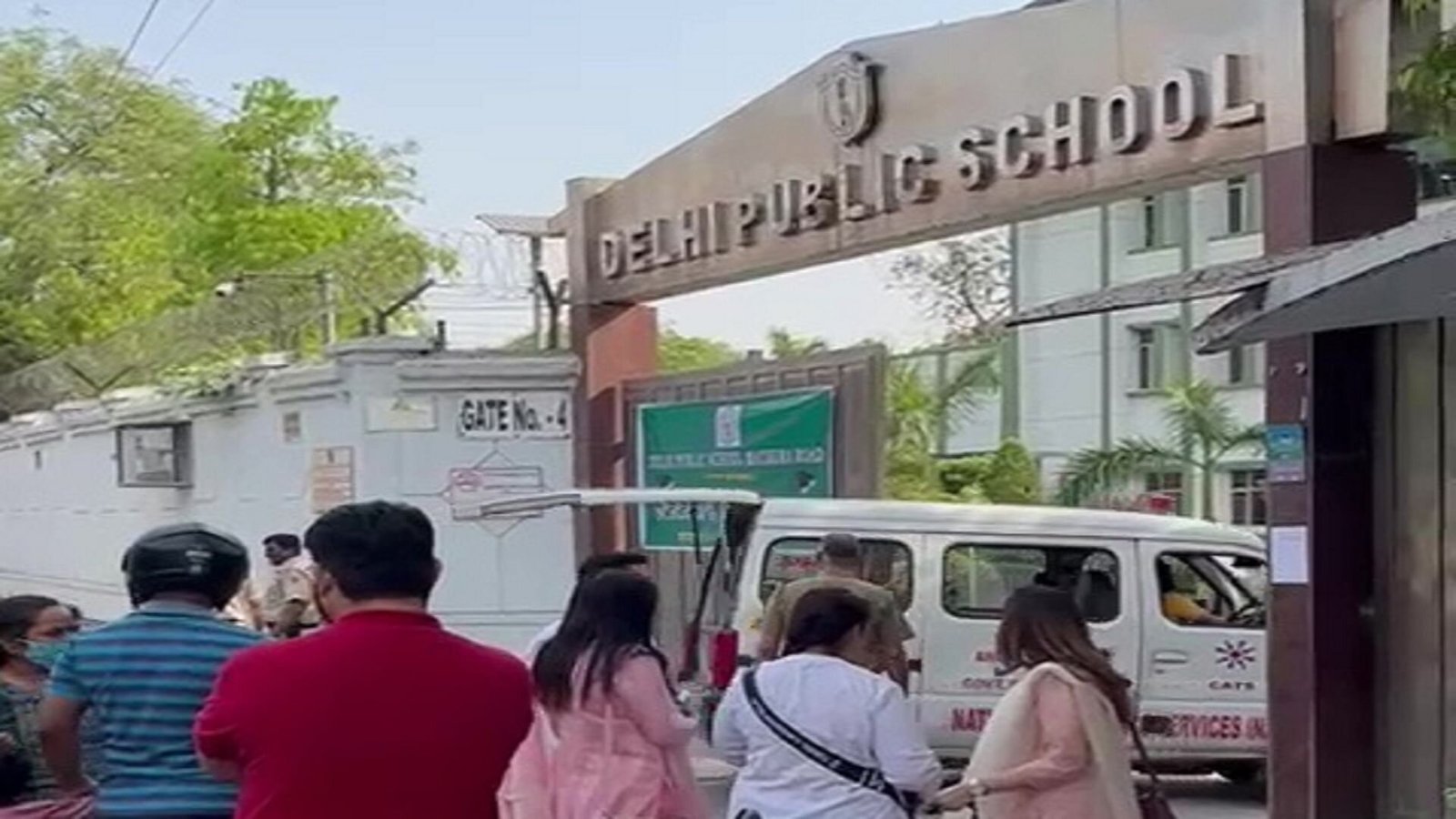दिल्‍ली-एनसीआर के 60 स्‍कूलों में बम की सूचना से खलबली