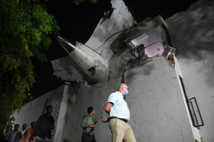 एअर इंडिया विमान हादसे की वजह नियमों का उल्लंघन, DGCA ने 3 अफसरों को हटाने का दियाआदेश