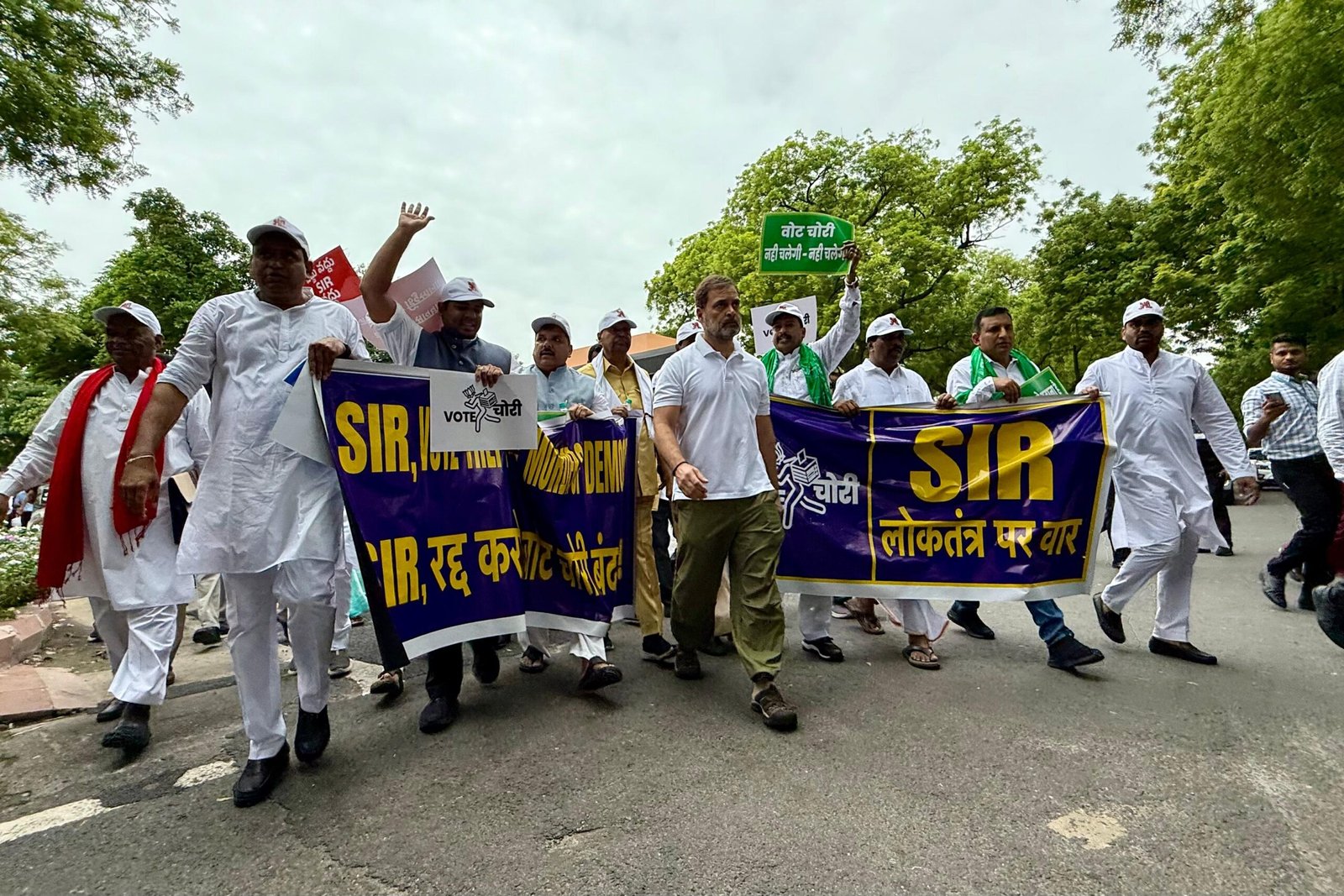 ‘वोट चोर गद्दी छोड़’ नारे के साथ चुनाव आयोग के खिलाफ 300 सांसदों का ऐतिहासिक मार्च