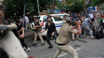दिल्ली छात्र आंदोलन: जब क़ानून के रखवालों ने खुलेआम कानून की उड़ाई धज्जियाँ