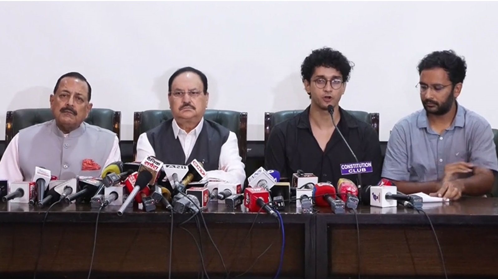 CJP की सभी मांगों के साथ धर्मेंद्र प्रधान का हुआ इस्तीफा, छात्रों ने मेलोडी चॉकलेट खिलाकर धरना किया ख़त्म