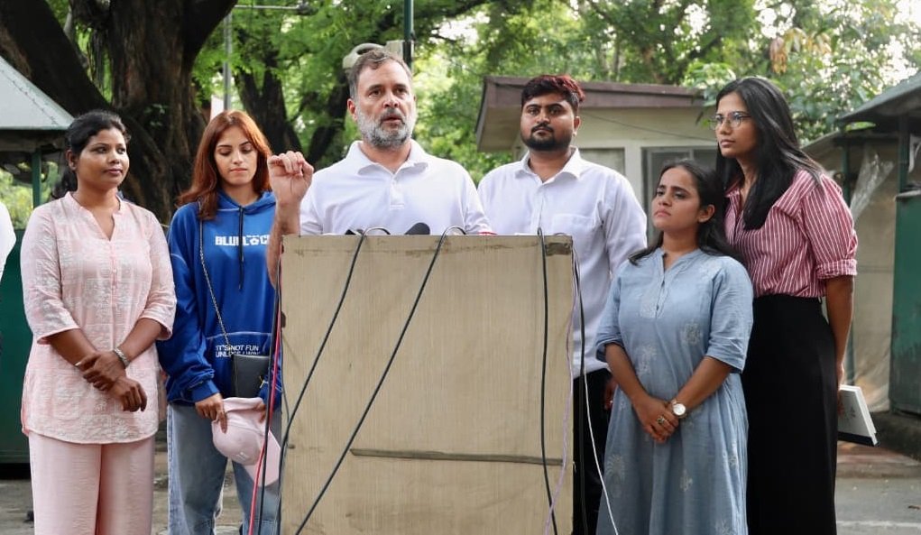 छात्रों की सुरक्षा व मदद करना हमारी नैतिक जिम्मेदारी -राहुल गांधी